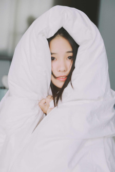 把她的一条腿举过头顶